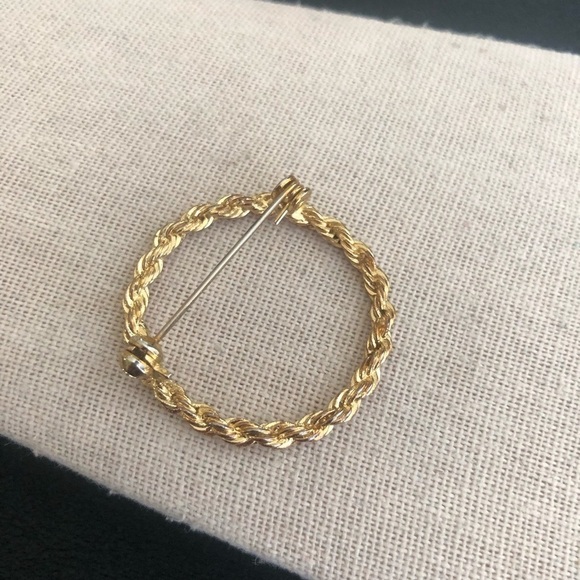 Vintage Gold Tone Brooch - Picture 2 of 3